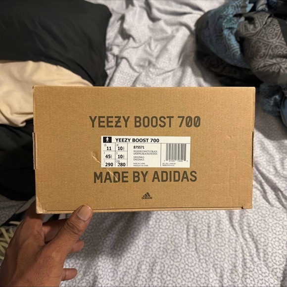 Yeezy 700 - Picture 7 of 7
